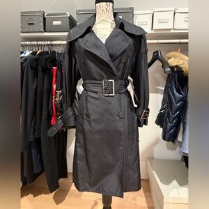 ❌SOLD❌

Salvatore Ferragamo women’s silk trench coat size 40